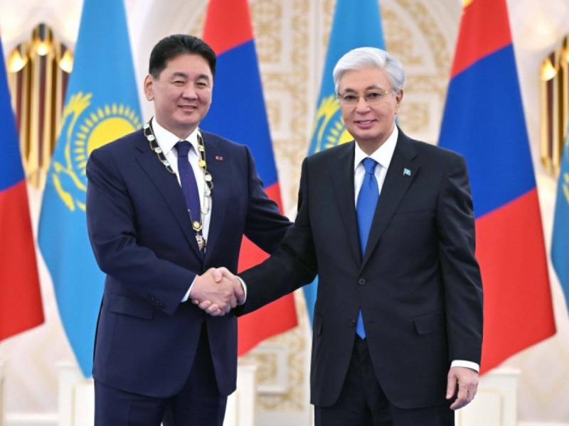 Тоқаев Моңғолия Президентін «Алтын Қыран» орденімен марапаттады