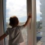Алматыда қайғылы жағдай: сәби көпқабатты үйден құлап кетті