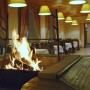 Астанада өртеніп жатқан кафенің шатырынан екі адам құтқарылды